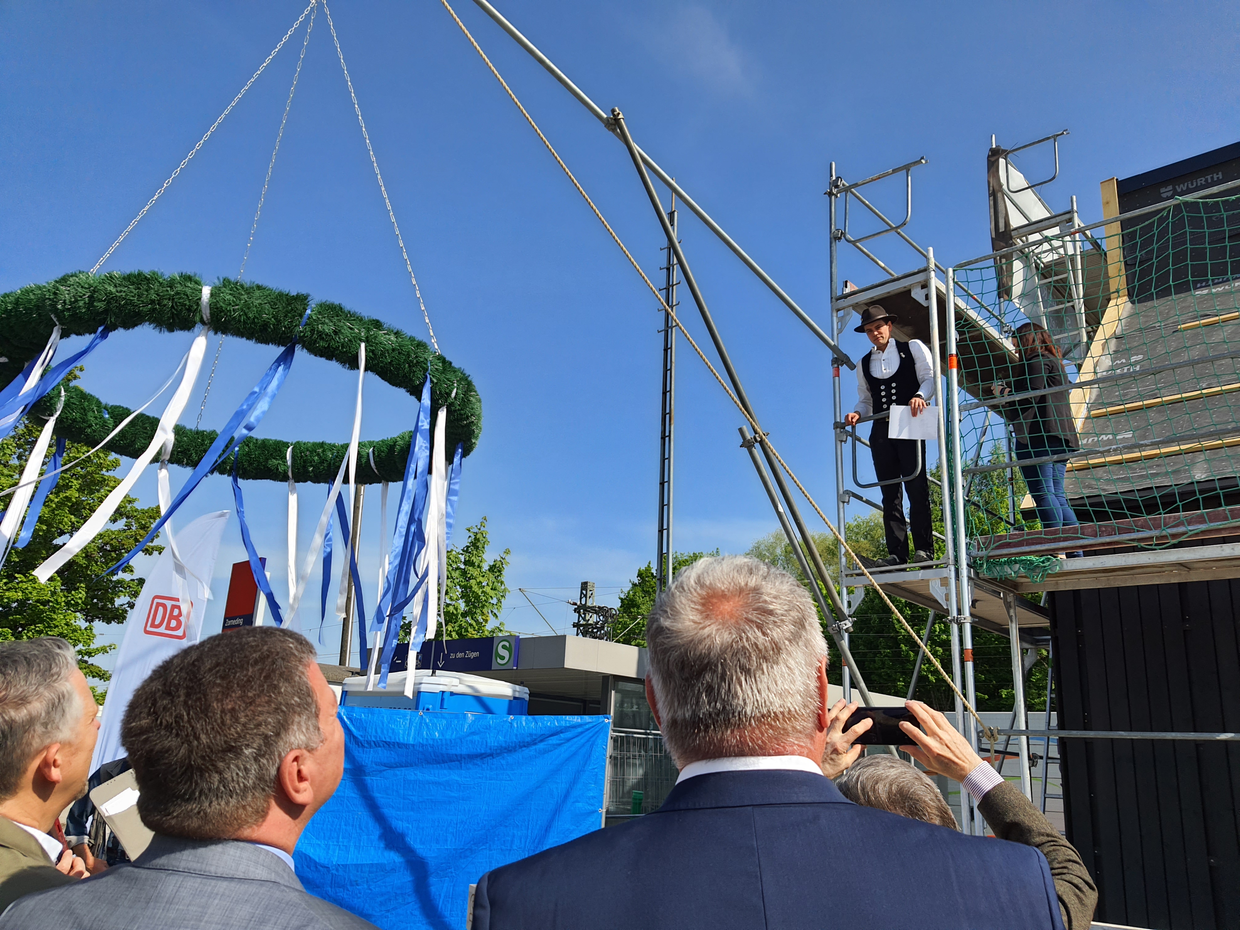 Richtfest für erstes Bahnhofsgebäude aus Holz